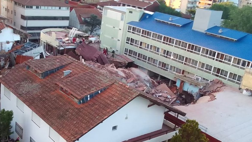 Se derrumbó un edificio de 10 pisos en Villa Gesell: buscan sobrevivientes entre los escombros