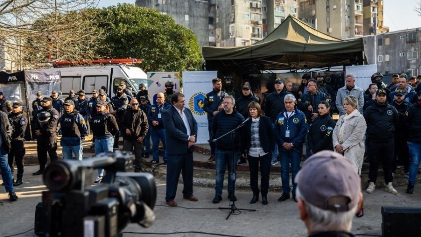 Más de mil policías federales coparon Fuerte Apache para desarticular bandas criminales
