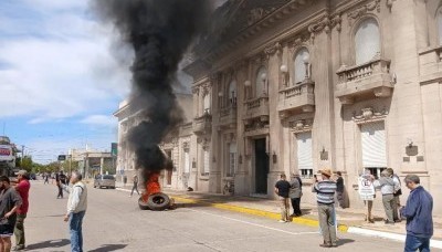 País