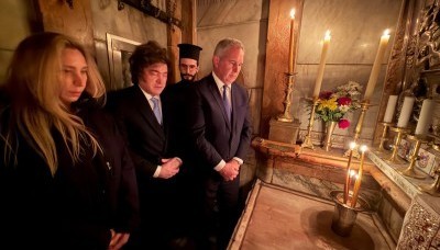 Milei rindió homenaje al papa Francisco desde el Santo Sepulcro y envió una carta al Episcopado