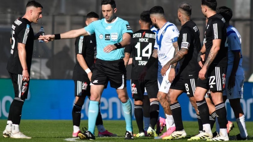La AFA suspendió a dos árbitros, tras el gol anulado a Vélez en cancha de Riestra