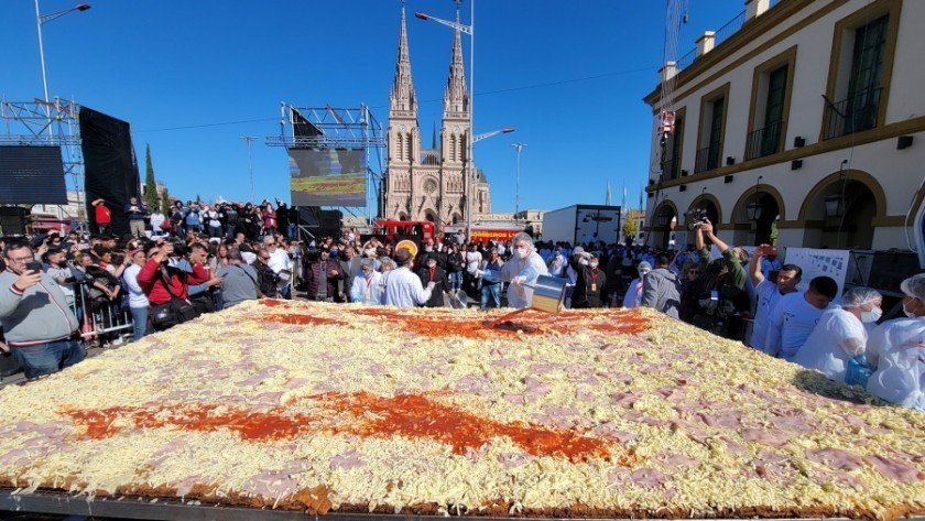 Cocinaron la milanesa a la napolitana